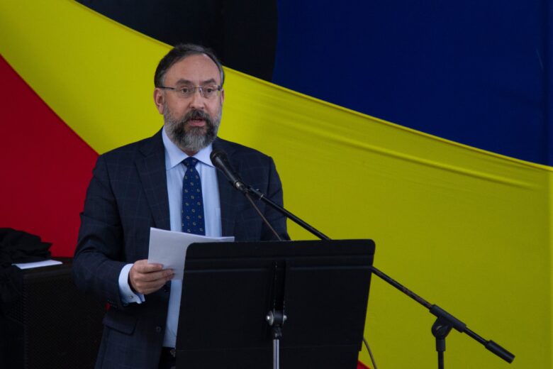 Casal dice que no responderá a quienes atacan la primaria