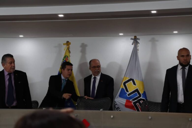 Presidente del CNE y rectores ligados al chavismo ponen sus cargos a la orden