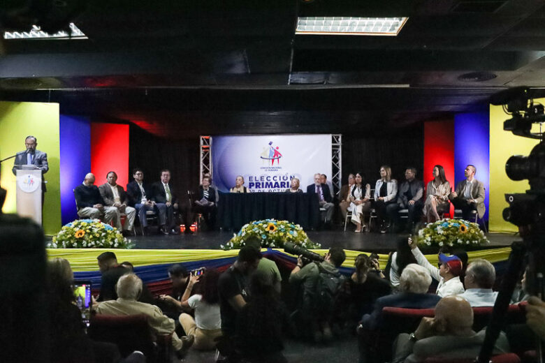 Candidatos a primarias prometen eliminar reelección presidencial y liberar presos políticos en firma de acuerdo