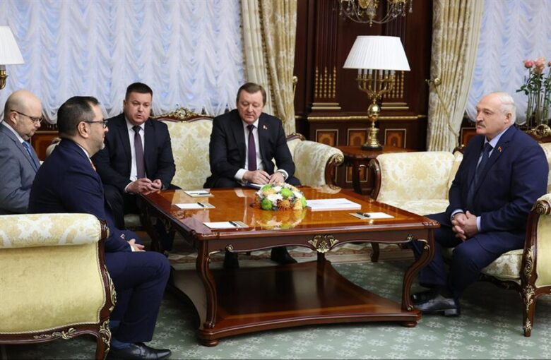 Canciller venezolano acuerda con Lukashenko "relanzar" las relaciones