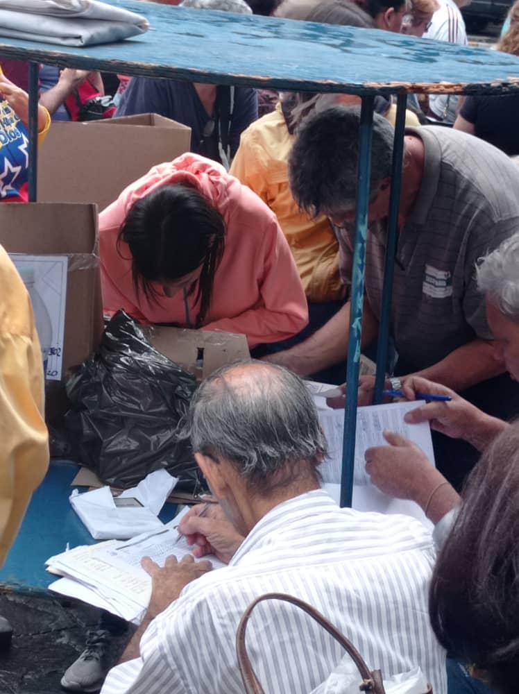 Votantes en el centro de Caracas permanecen en colas