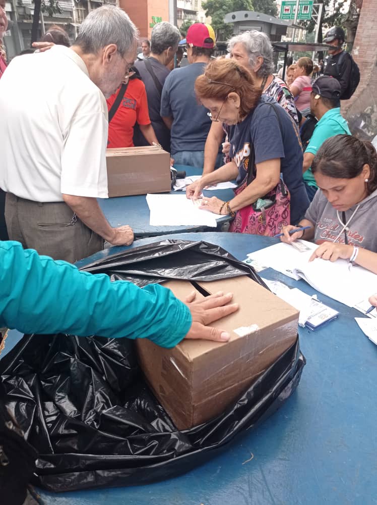 Votantes en el centro de Caracas permanecen en colas