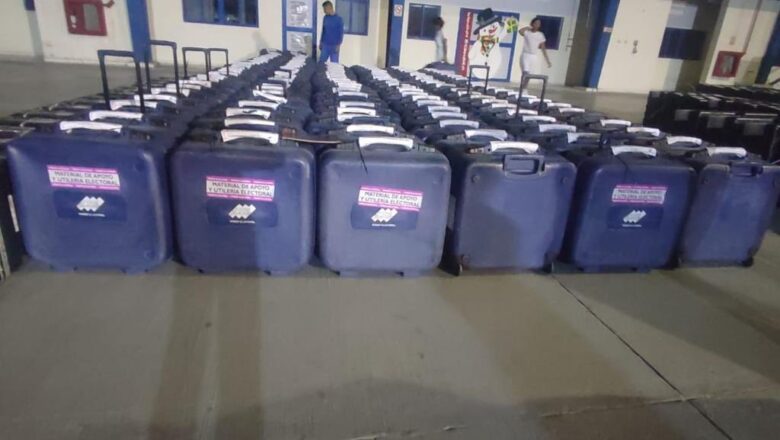 Material electoral se distribuye en centros de votación para el referendo sobre el Esequibo