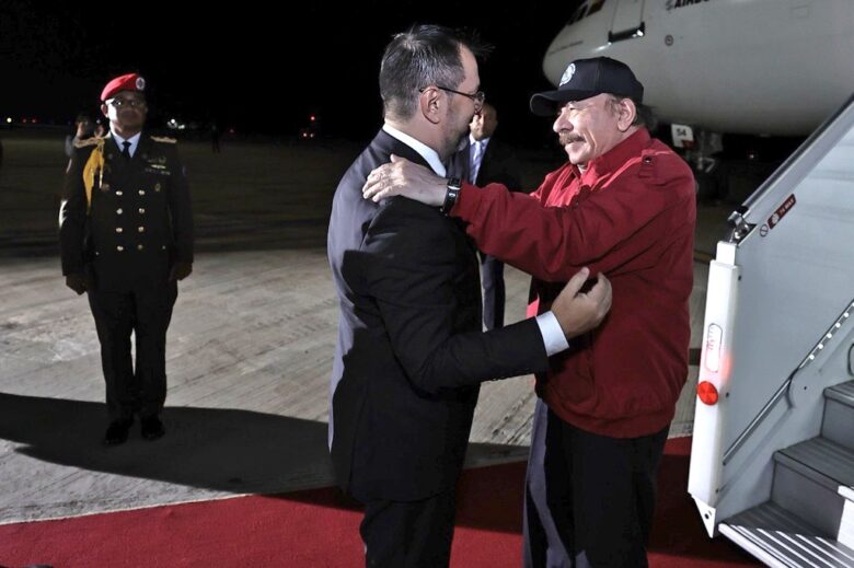 Daniel Ortega llega a Venezuela para participar en una cumbre de la Alba