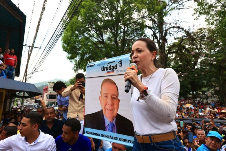 María Corina de gira con el afiche de Edmundo González: Lo que opinan analistas