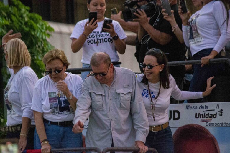 Machado y González Urrutia piden a militares y policías colocarse "del lado del pueblo" y parar represión