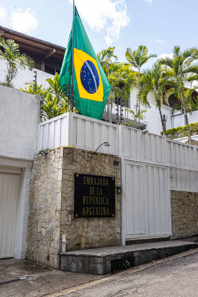 Las misiones diplomáticas que tuvieron que hacer sus maletas tras elecciones presidenciales