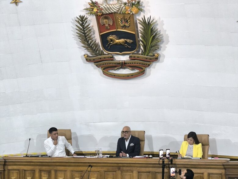 AN cierra segundo periodo de sesiones con 17 leyes y reitera convocatoria a Maduro para que se juramente el 10-E