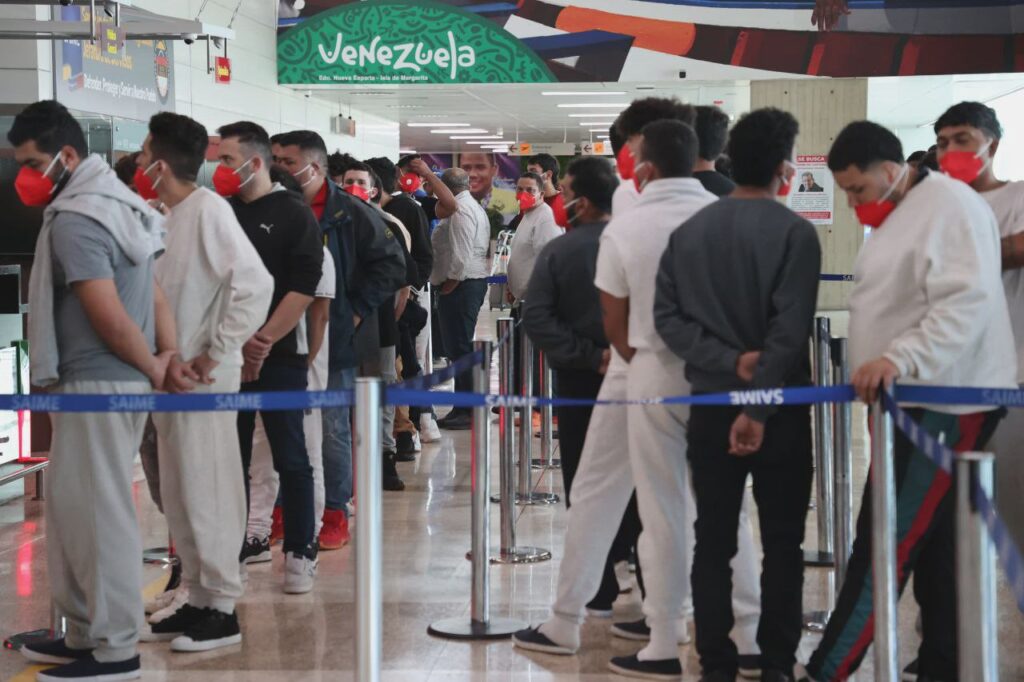 Llegan a Venezuela 205 migrantes en un vuelo desde Honduras