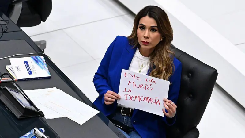 «Ha muerto la democracia»: las reacciones a la polémica reforma en El Salvador que permitirá la reelección presidencial indefinida