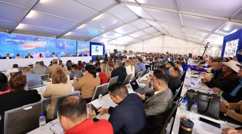 Maduro le dice a alcaldes opositores que deben trabajar el Plan de las 7T y los proyectos comunales