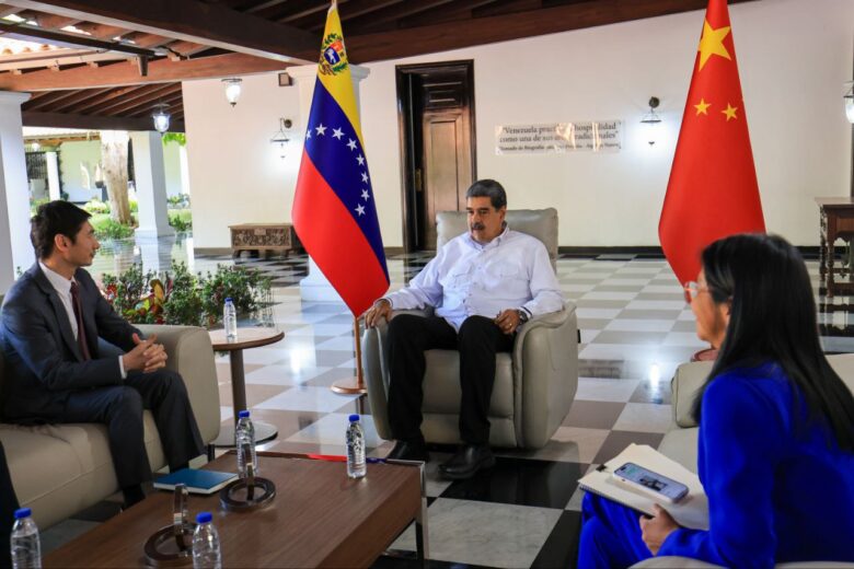Maduro recibe a embajador de China tras rechazo de Pekín a despliegue militar de EEUU en el Caribe