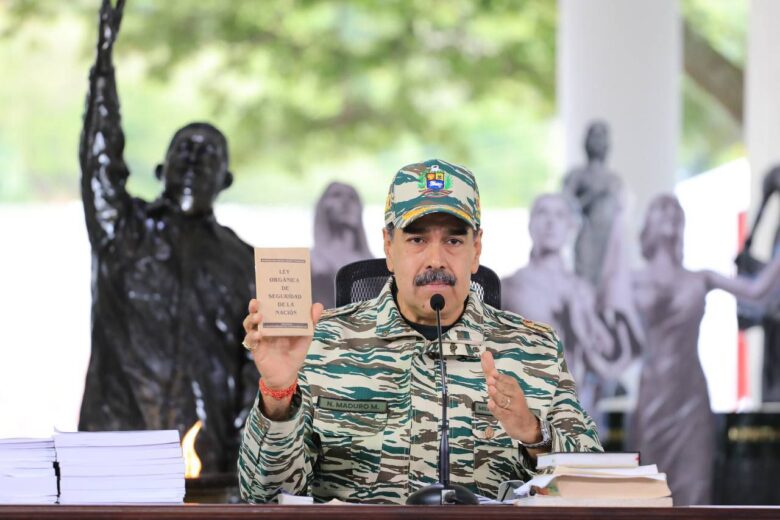 Maduro muestra "despliegue" de unidades comunales de milicia