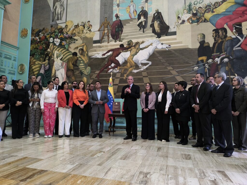 Ejecutivo consigna proyecto de ley de presupuesto y endeudamiento 2026 ante la AN
