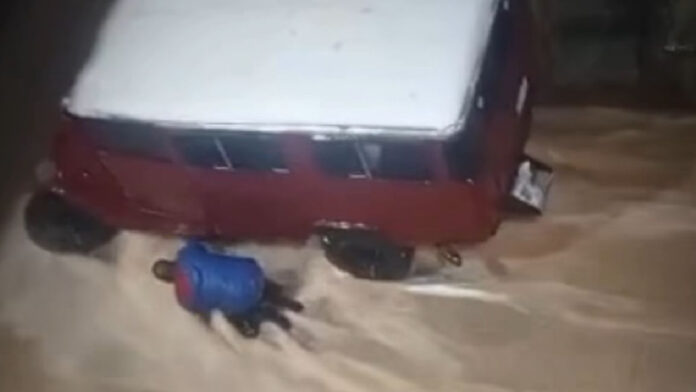 Una mujer murió arrastrada por el agua durante fuertes lluvias en Caracas este 15 de octubre