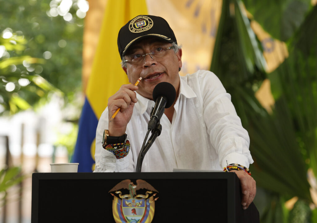 Petro critica a EEUU tras anuncio sobre la CIA en Venezuela, aunque se distancia de Maduro