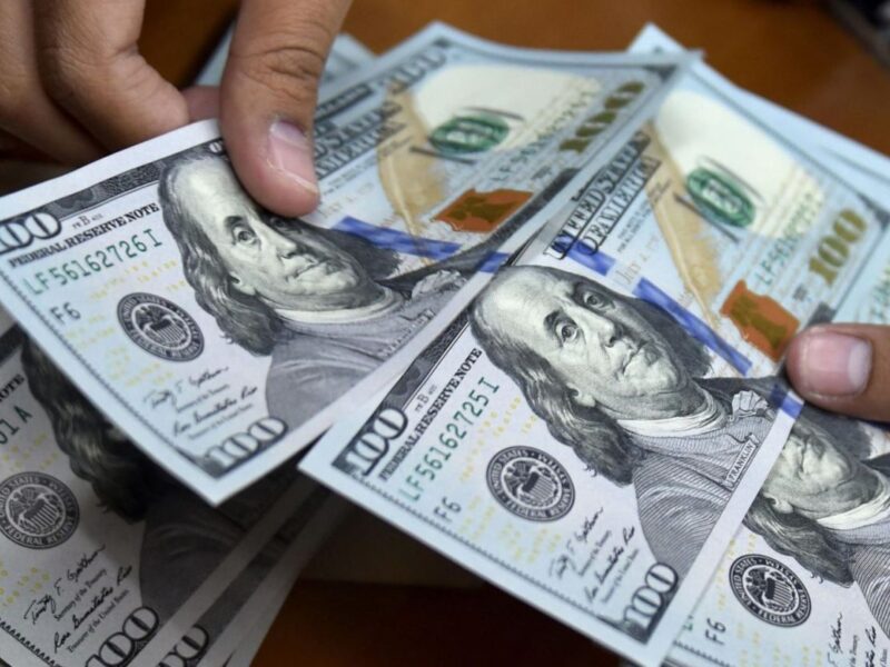 El dólar oficial no cede terreno y casi roza los 215 bolívares