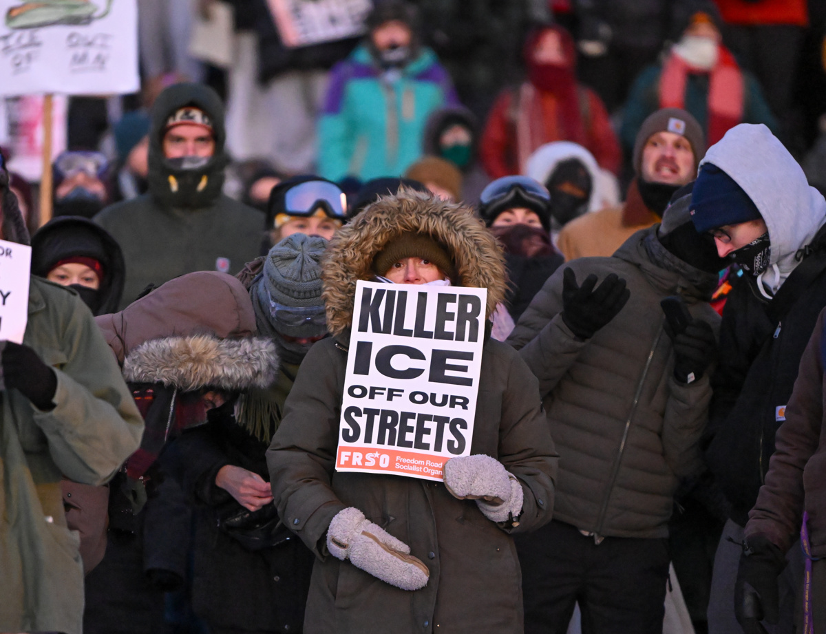 Cover image for Protestas toman Mineápolis un día después de la muerte del enfermero a manos de ICE