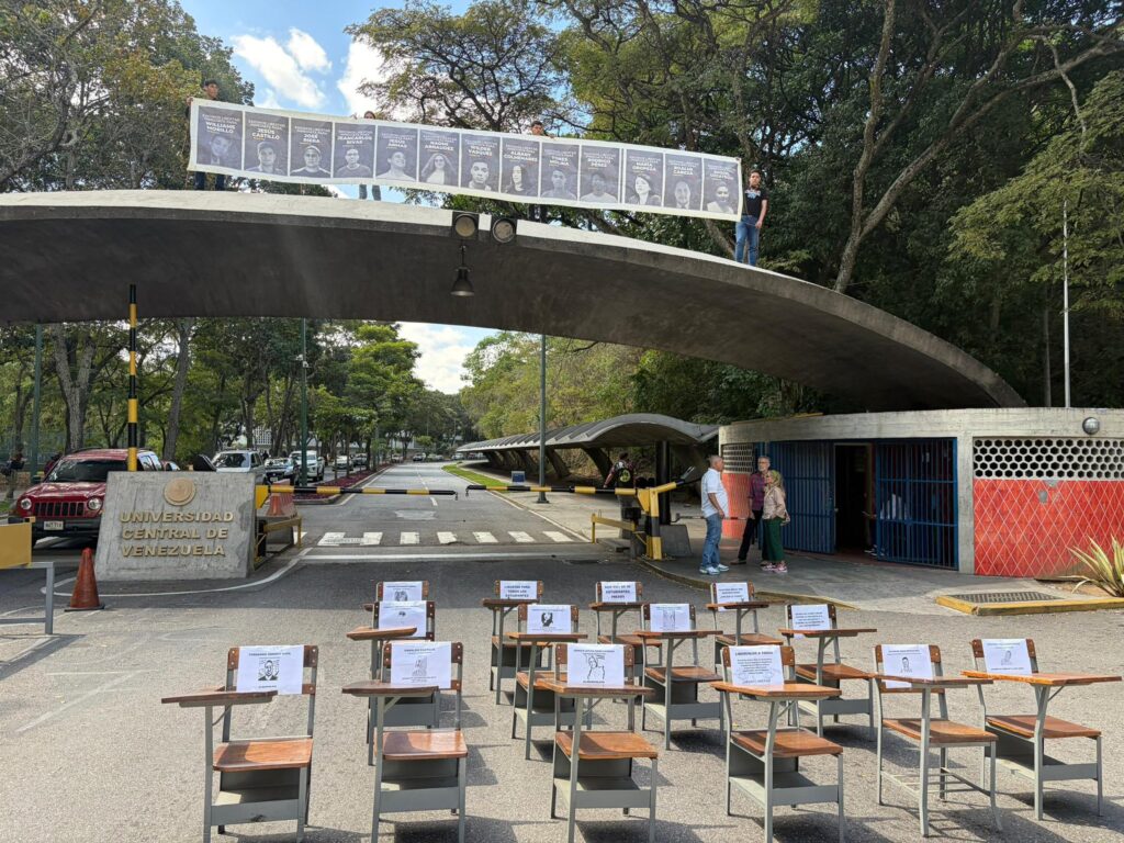 Estudiantes de la UCV realizan «pupitrazo» y exigen liberación total de presos políticos