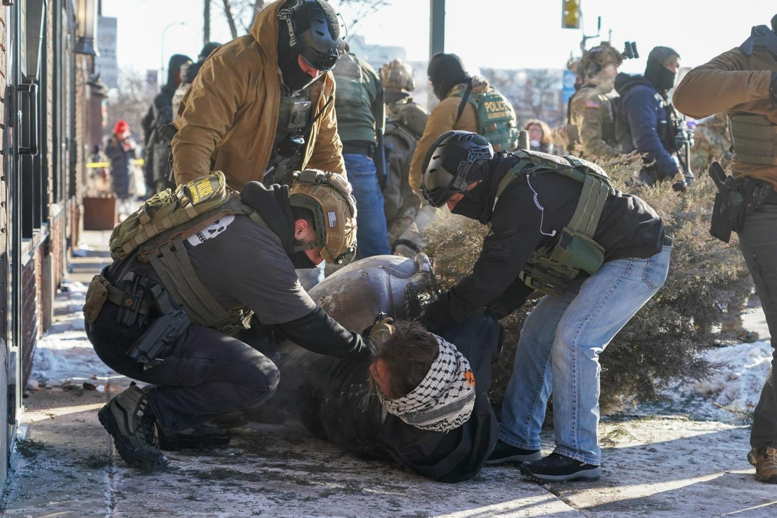 Matan a enfermero cuando intentaba defender a una persona de agentes de ICE en Mineápolis