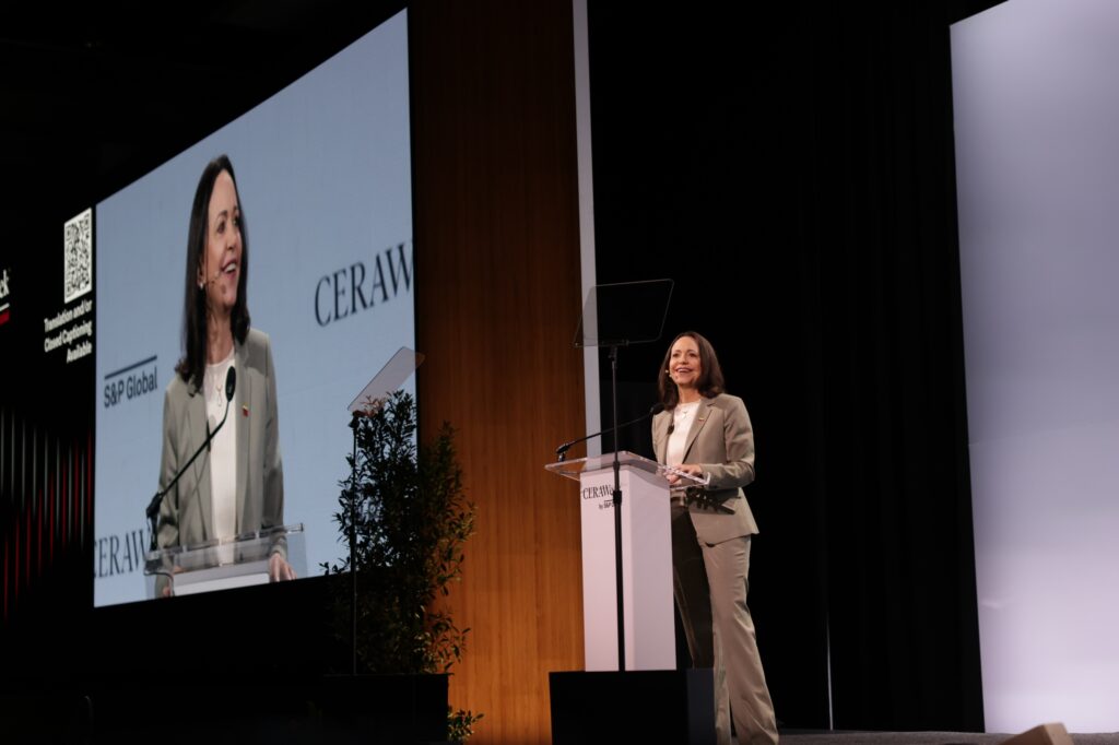 Machado ofrece minimizar intervención estatal en Venezuela para la industria petrolera