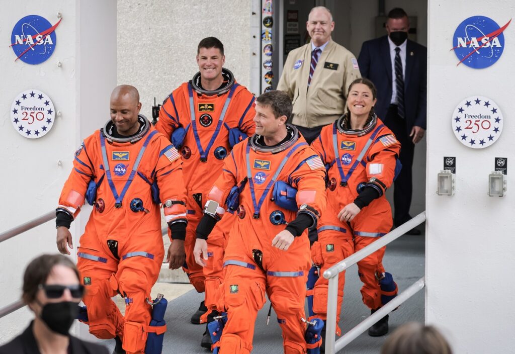 Astronautas de Artemis II se ponen sus trajes y están listos para el despegue hacia la luna