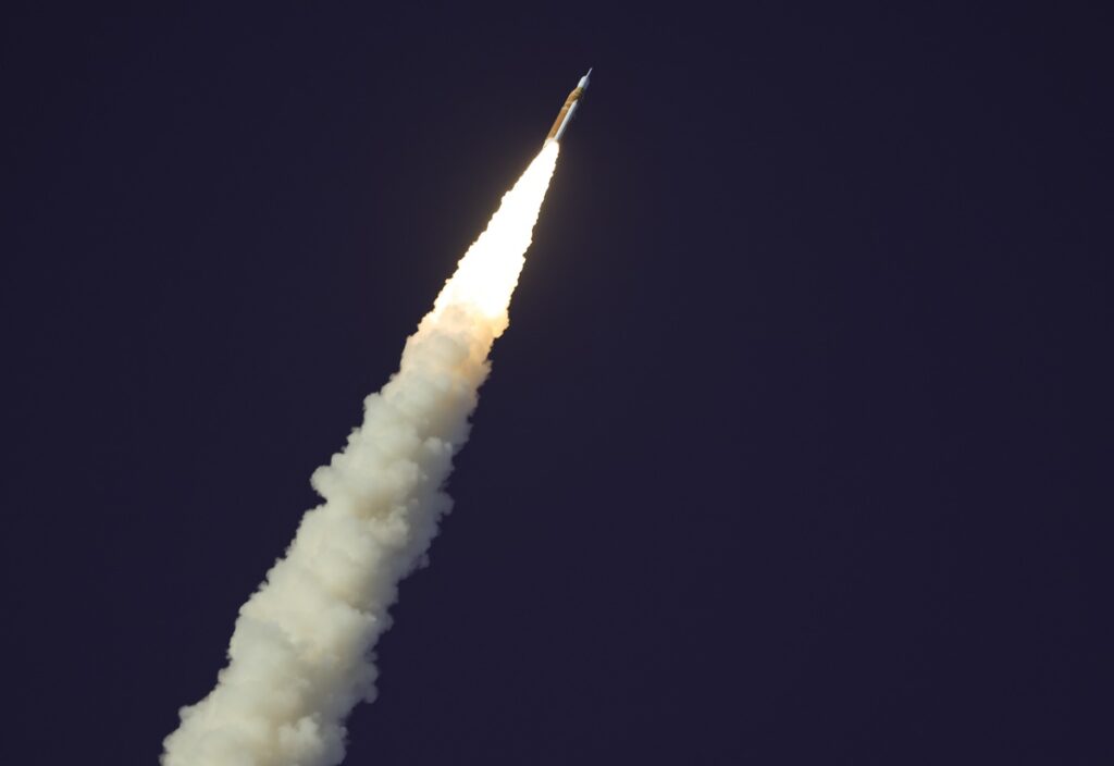 Artemis II abandona la órbita terrestre e inicia su camino a la Luna