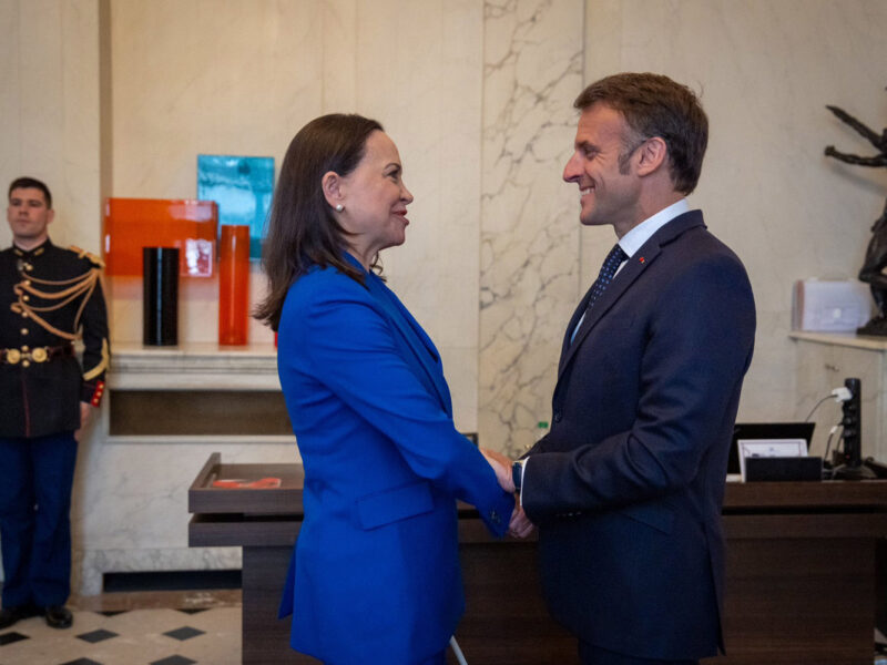 Macron habla con Machado de la «importancia» de una «transición democrática» en Venezuela