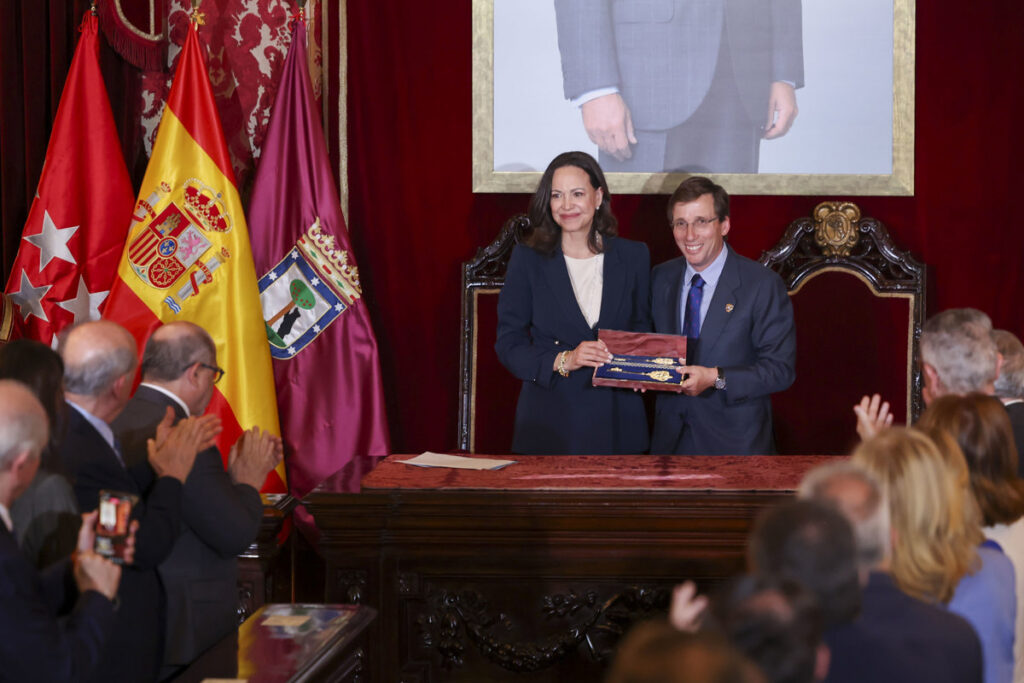 Machado recibe la llave de oro de Madrid para «la apertura de la libertad»