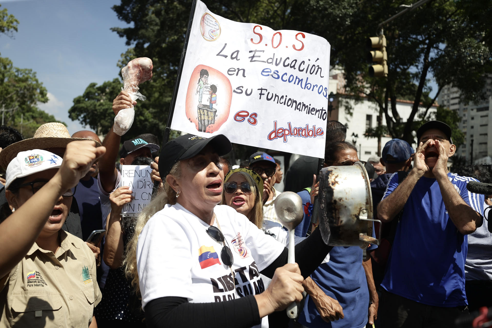 Mujeres sindicalistas tildan de anticonstitucional y desalarizador anuncio de ingreso mínimo integral