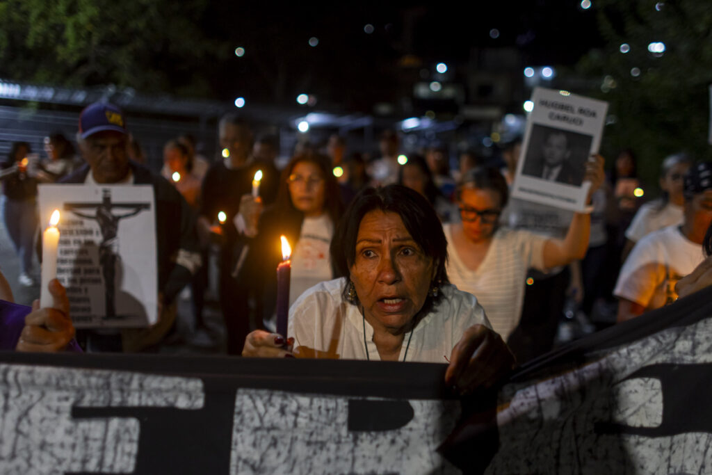 Familiares de presos políticos realizaron un viacrucis en las afueras de Rodeo I