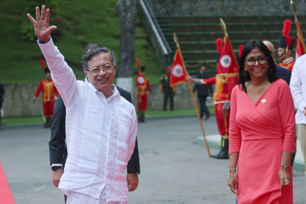 Petro va de salida, pero se reúne con Delcy Rodríguez: ¿Qué se buscó  en Miraflores?