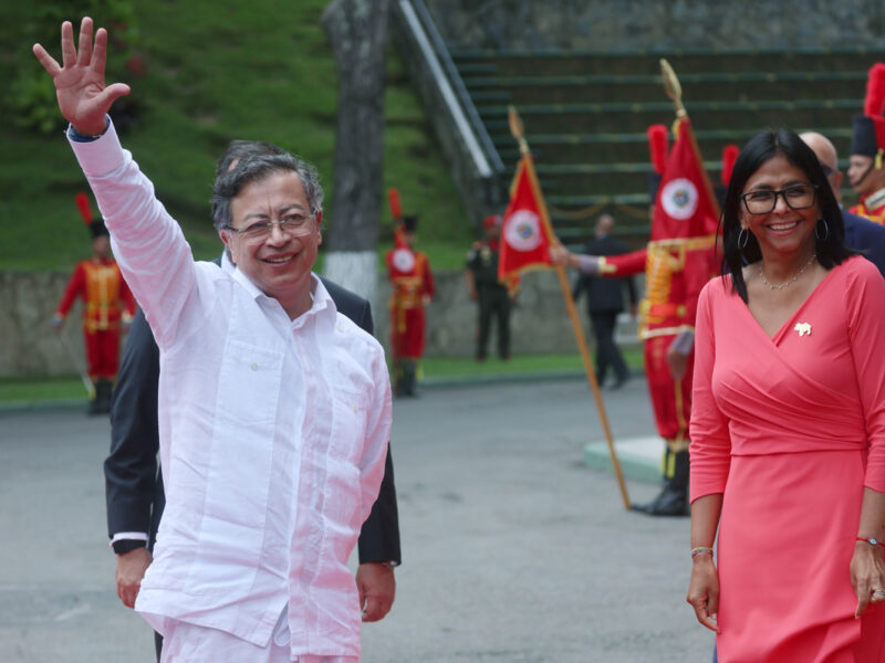 Petro llega a Miraflores para reunirse con Delcy Rodríguez