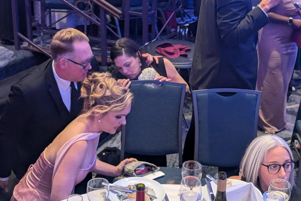 Servicio secreto evacuó a Trump y Melania de cena con periodistas tras escuchar detonaciones