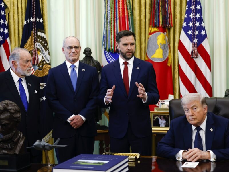 Trump dice que sigue recibiendo «millones» de barriles de petróleo venezolano y reitera respaldo al interinato