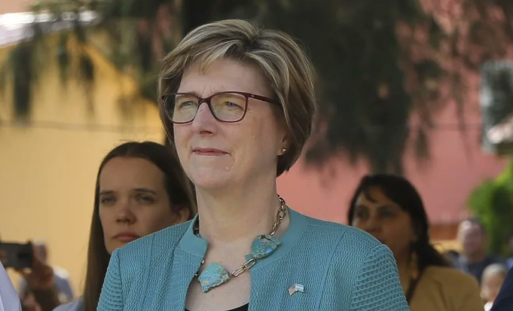 Laura Dogu confirma que deja la Embajada de EEUU en Venezuela y la sustituye John Barret