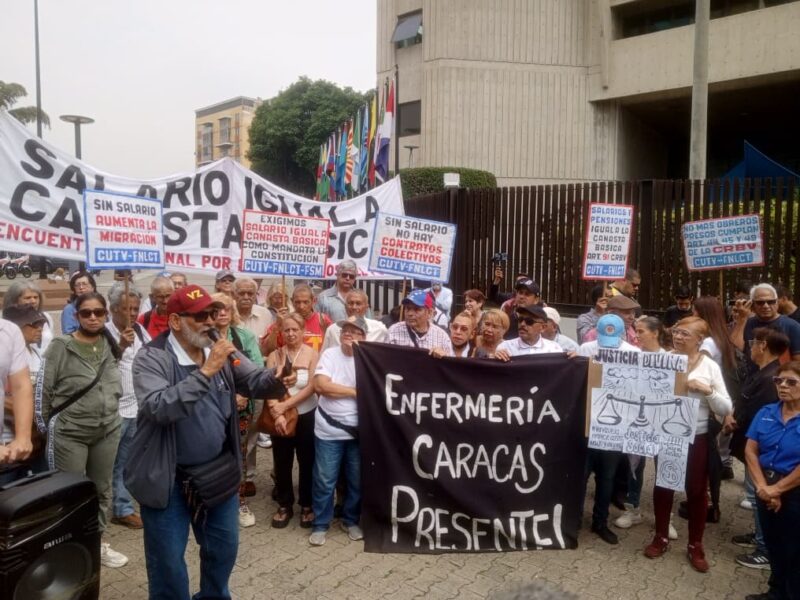 “Basta de pañitos calientes”: Docentes universitarios, gremios  y jubilados protestan en el TSJ por un mejor salario