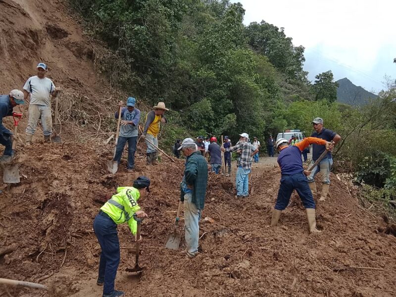 Rescatados sanos y salvos 45 turistas atrapados por derrumbe en la Cascada del Vino