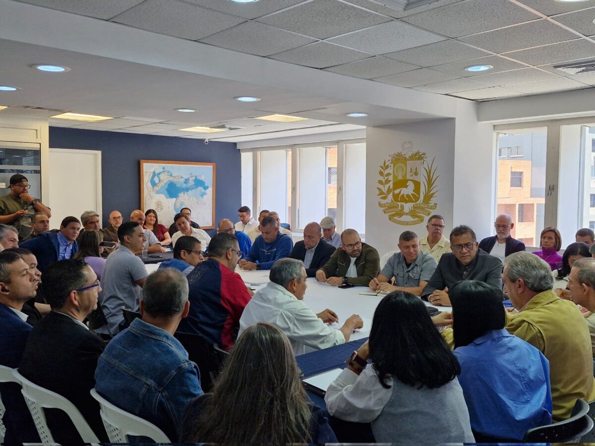 Plataforma Unitaria expone hoja de ruta para la transición a medio centenar de ex presos políticos