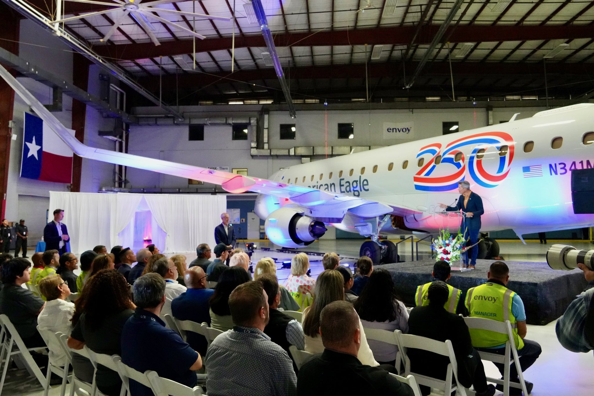 American Airlines presenta el avión patriótico con el que retoma vuelos directos a Venezuela