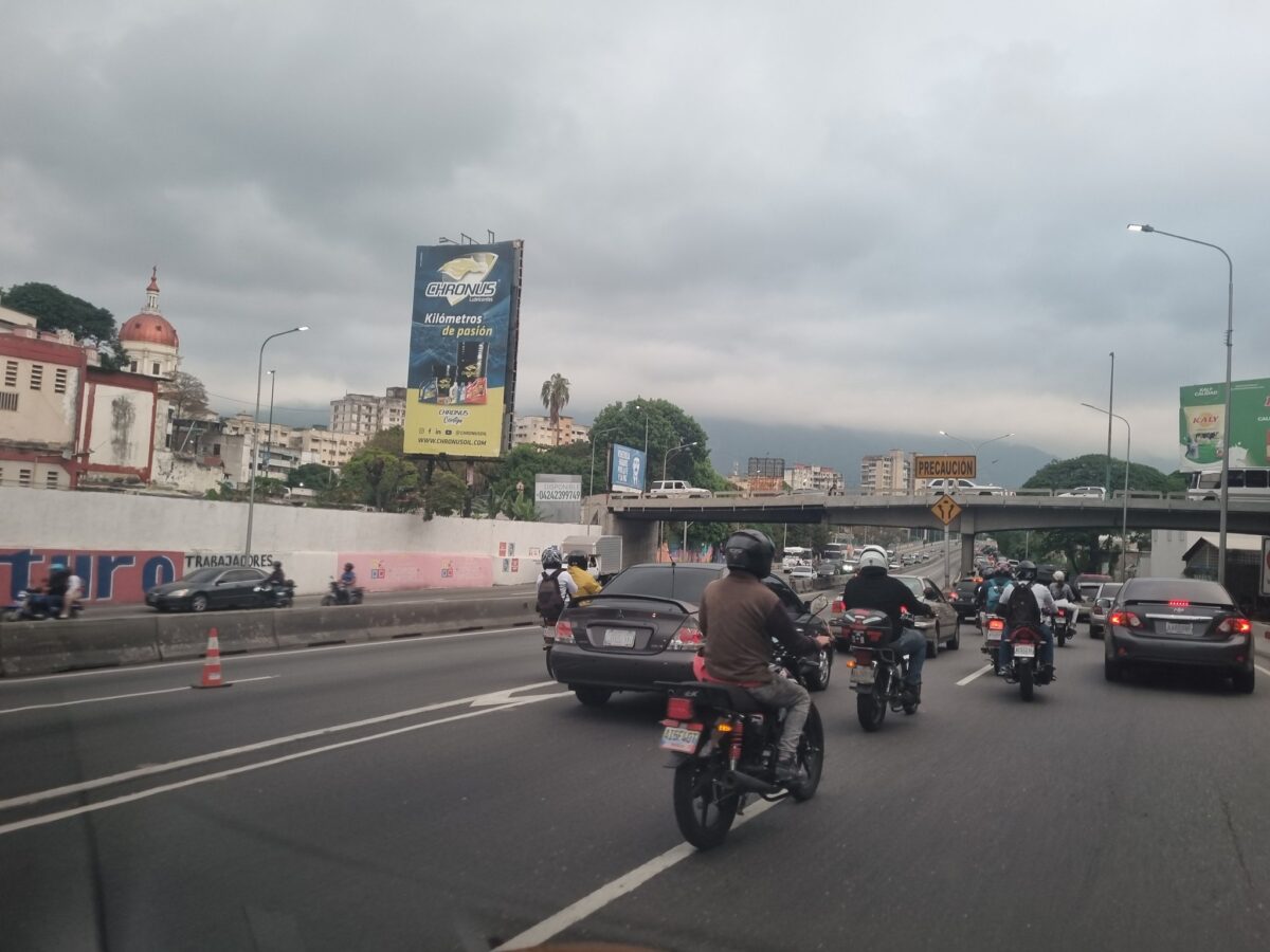 Caracas amenece en caos por marchas, tarimas y bloqueos viales