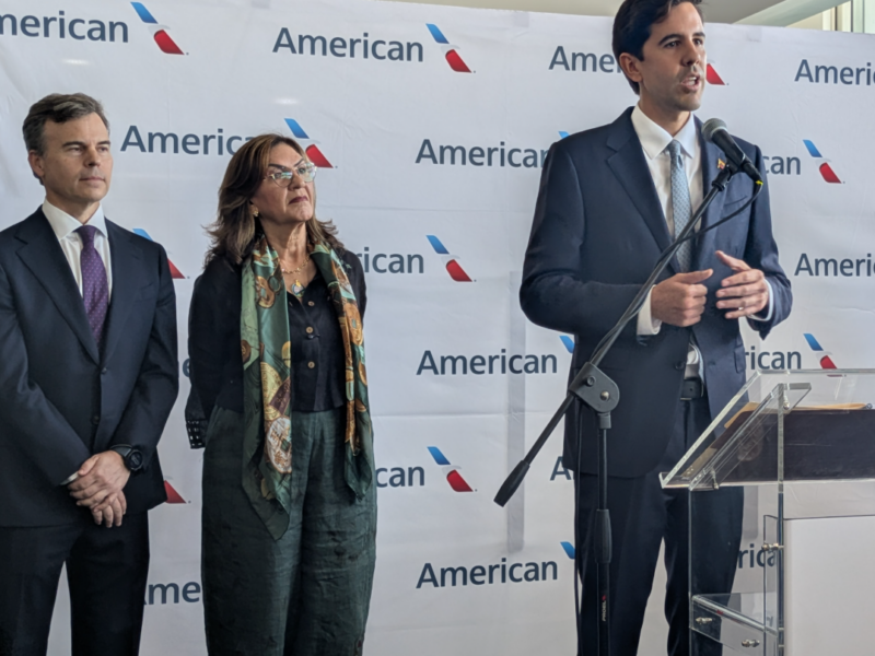 Gobierno dice que vuelos de EEUU «llegan para quedarse»; Barrett que se inicia «fase de recuperación» y pasajeros sienten alivio  