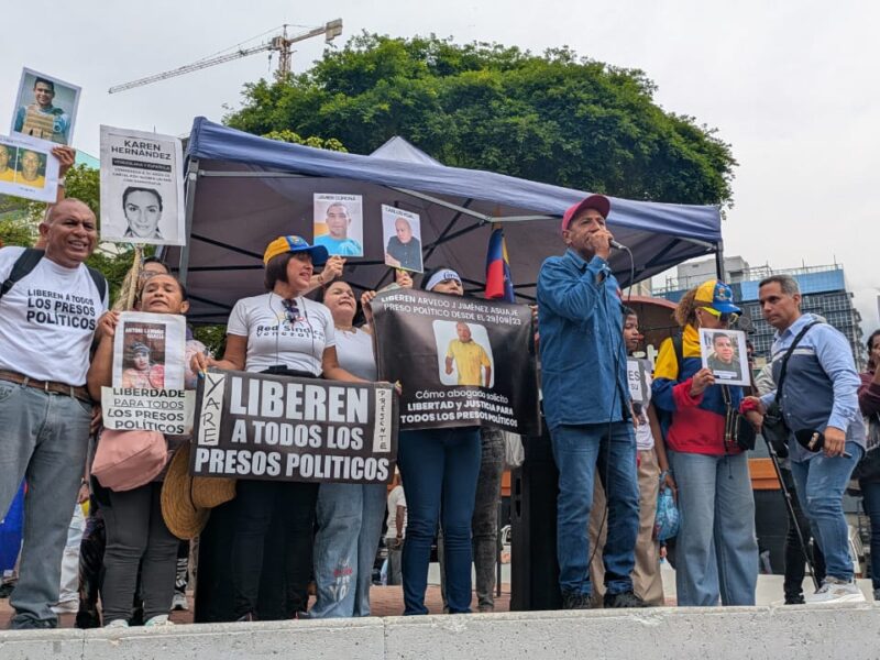 Bajo la lluvia y con amenazas de sabotaje, trabajadores entregan petitorio en Embajada  estadounidense por sueldos dignos
