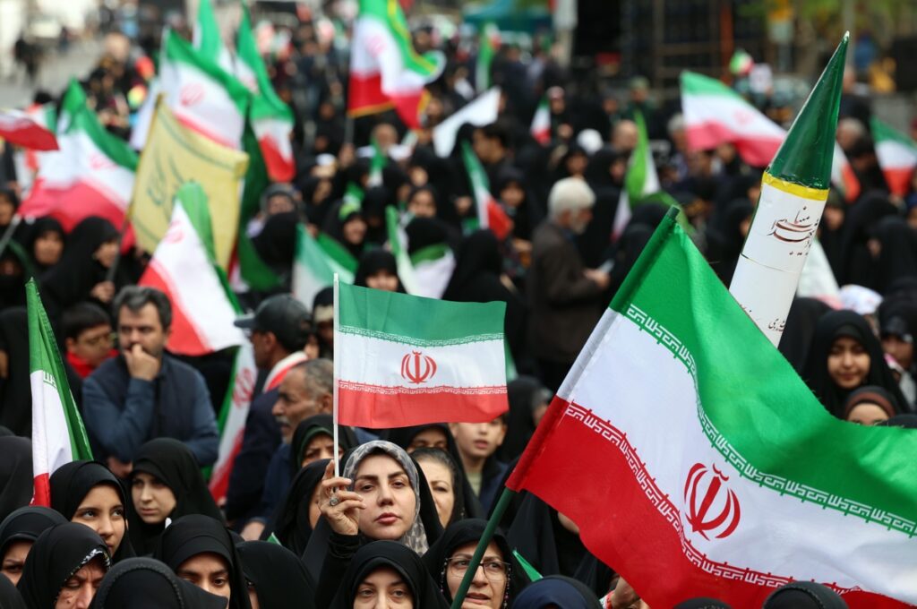 Cadenas humanas se extienden por centrales y puentes de Irán ante las amenazas de Trump