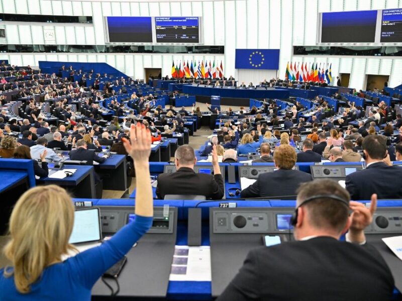 Eurocámara pide mantener sanciones contra Venezuela si no hay avances hacia la democracia