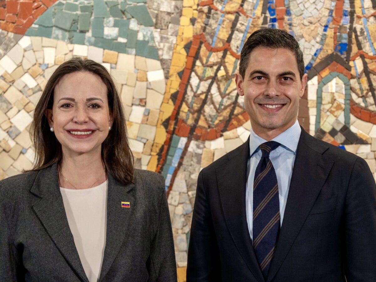 Machado se reúne con primer ministro de Países Bajos y descarta encuentro con Sánchez en España