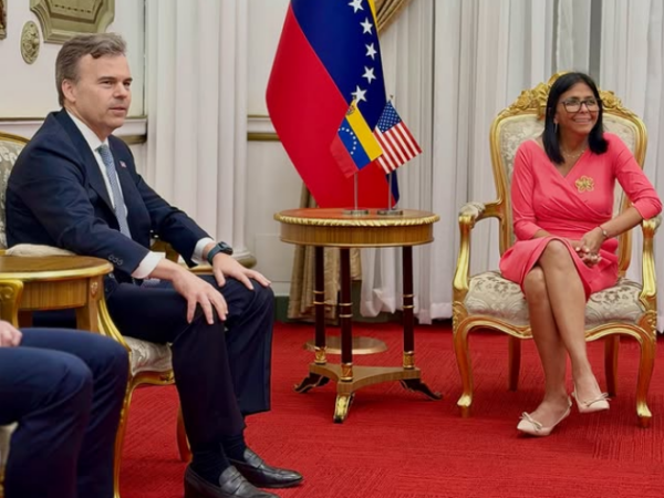 Delcy Rodríguez recibió al nuevo encargado de negocios de EEUU, John Barrett