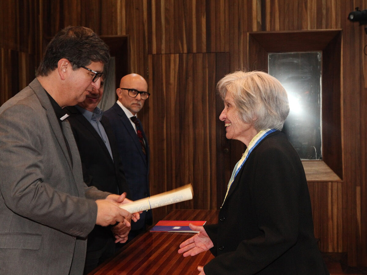 Ana Teresa Torres recibe la Orden Ucab por su trayectoria en literatura y psicología