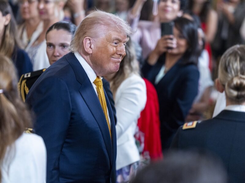 Trump dice que en Venezuela bailan «en las calles» por los ingresos del petróleo