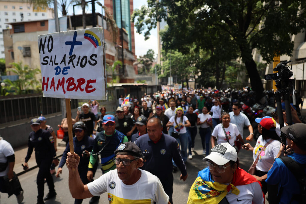 Acompañados por la tercera edad, trabajadores exigen ante la Defensoría el fin de la política de bonos
